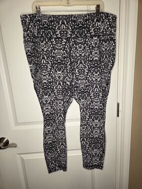 Lane Bryant LIVI plus size womens black white and gray leggings size 22/24, NWOT